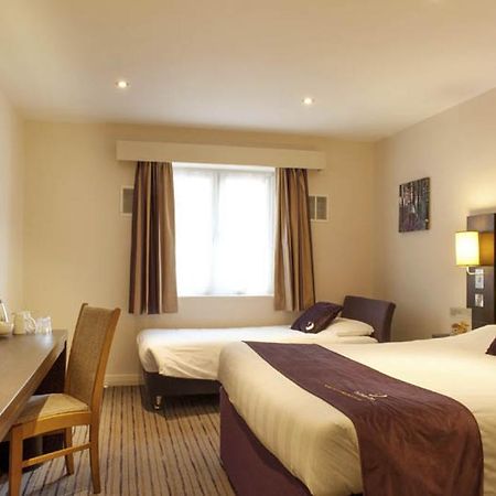 Premier Inn Флит Экстерьер фото