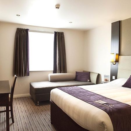 Premier Inn Флит Экстерьер фото