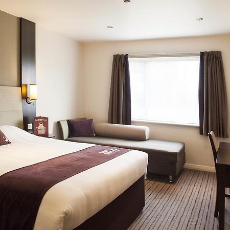 Premier Inn Флит Экстерьер фото