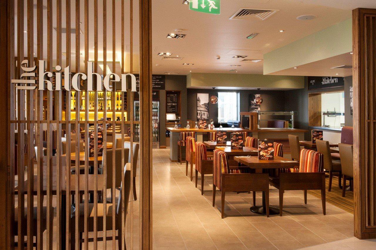 Premier Inn Флит Экстерьер фото