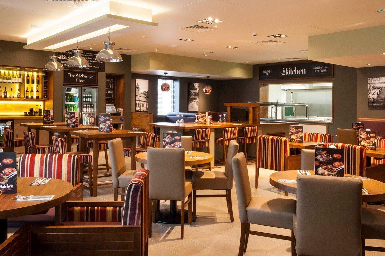 Premier Inn Флит Экстерьер фото