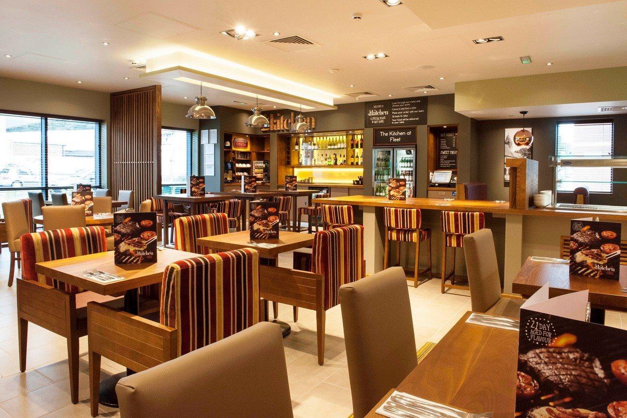 Premier Inn Флит Экстерьер фото