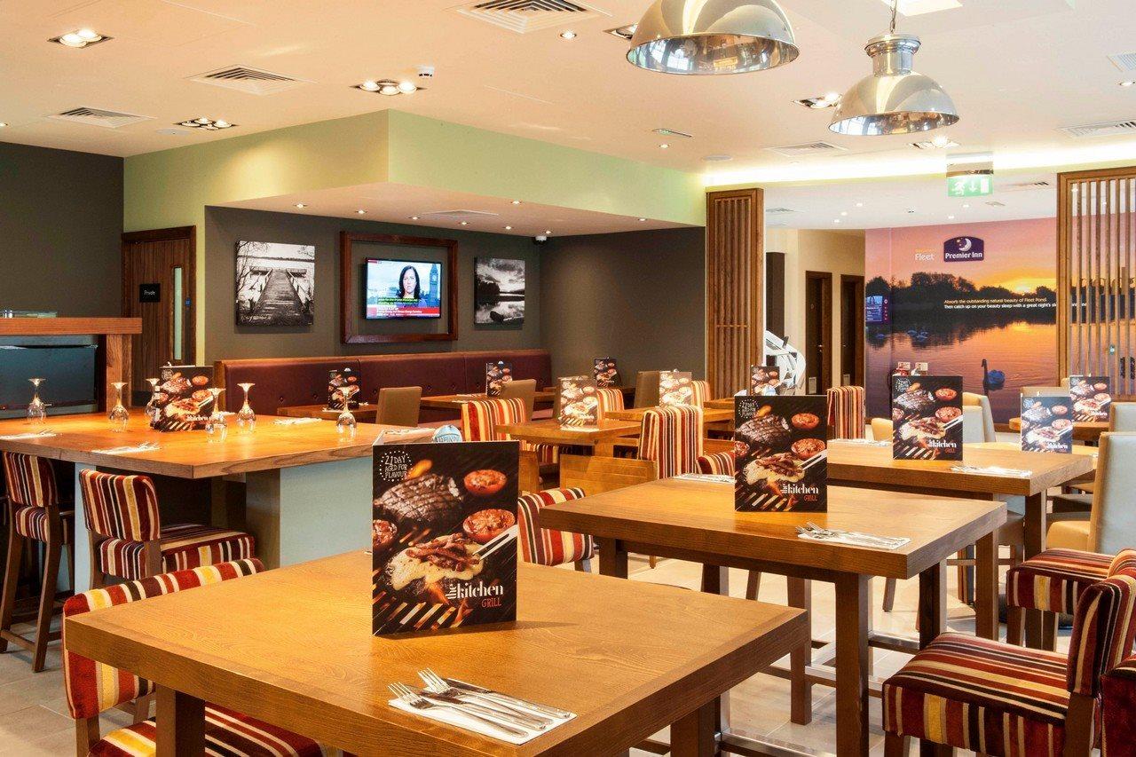 Premier Inn Флит Экстерьер фото