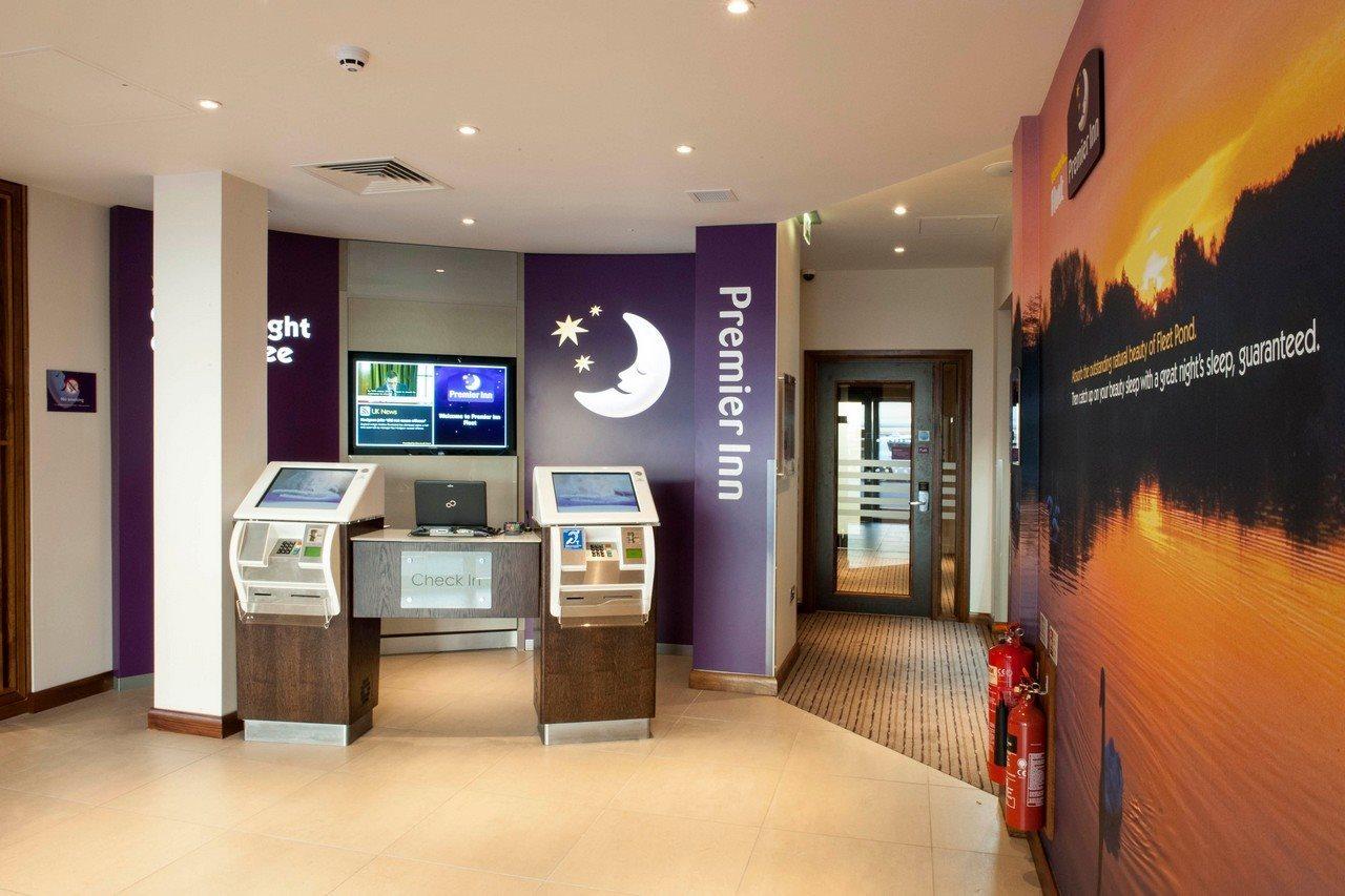 Premier Inn Флит Экстерьер фото