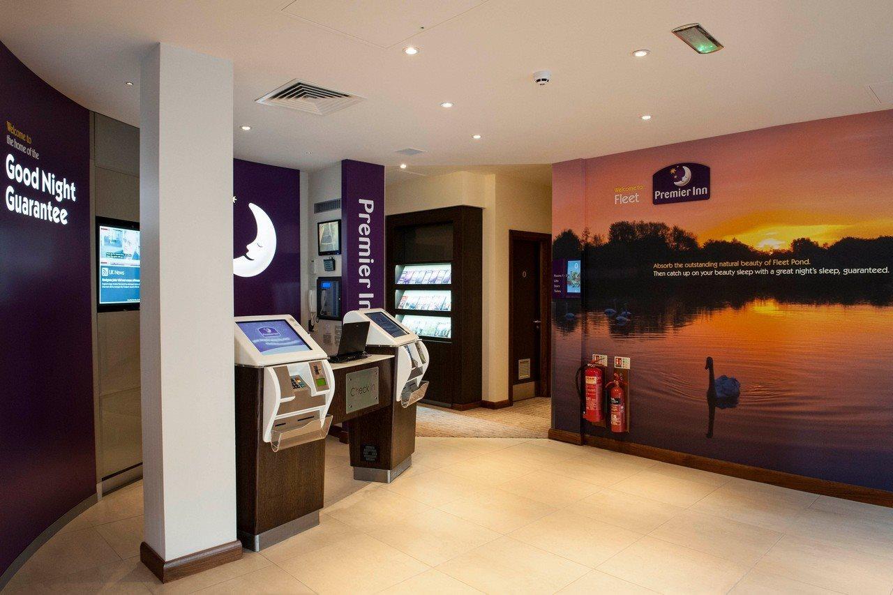 Premier Inn Флит Экстерьер фото