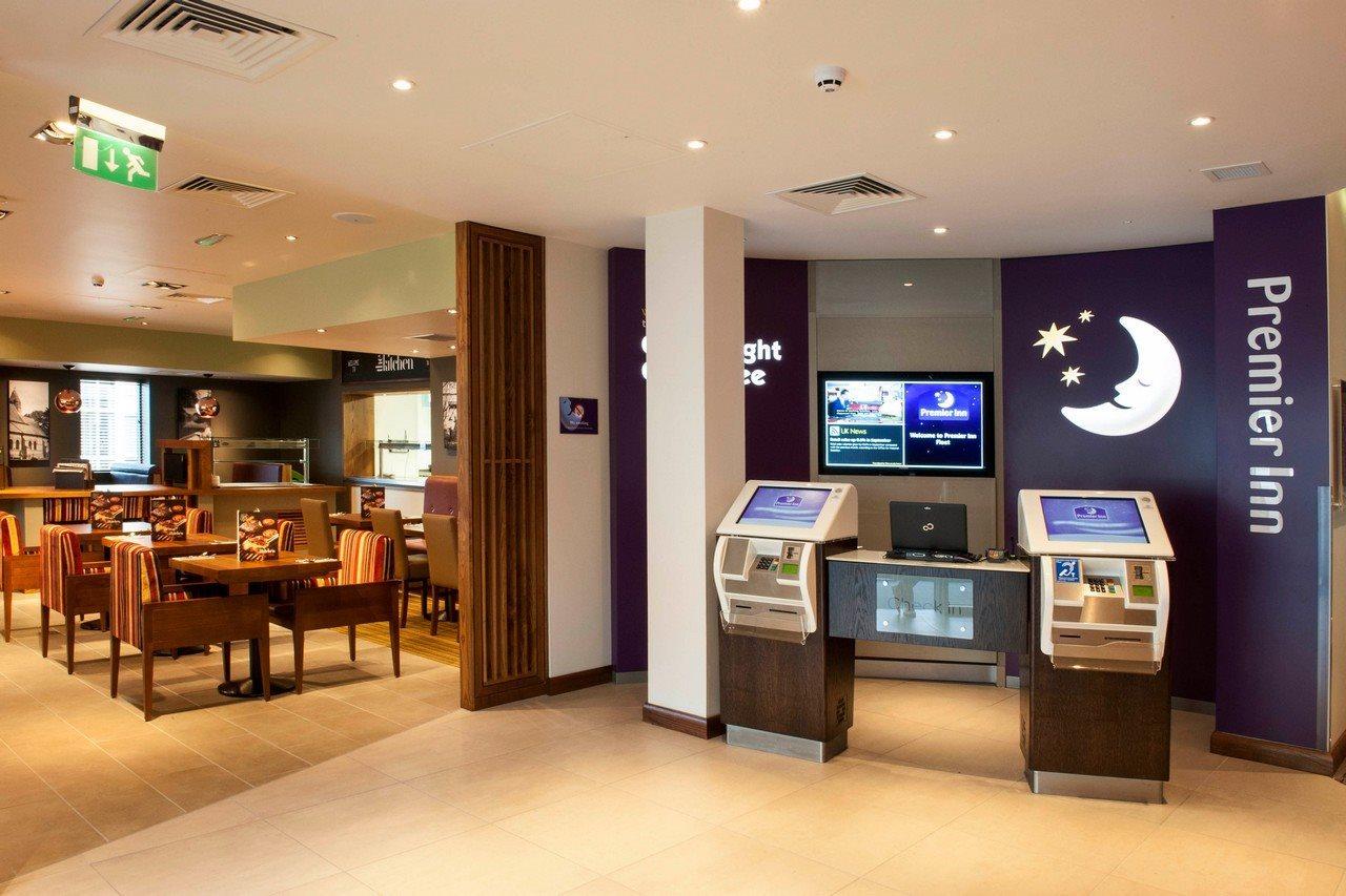 Premier Inn Флит Экстерьер фото