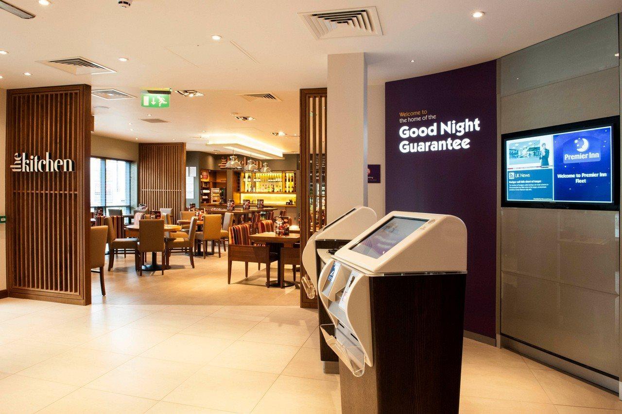 Premier Inn Флит Экстерьер фото