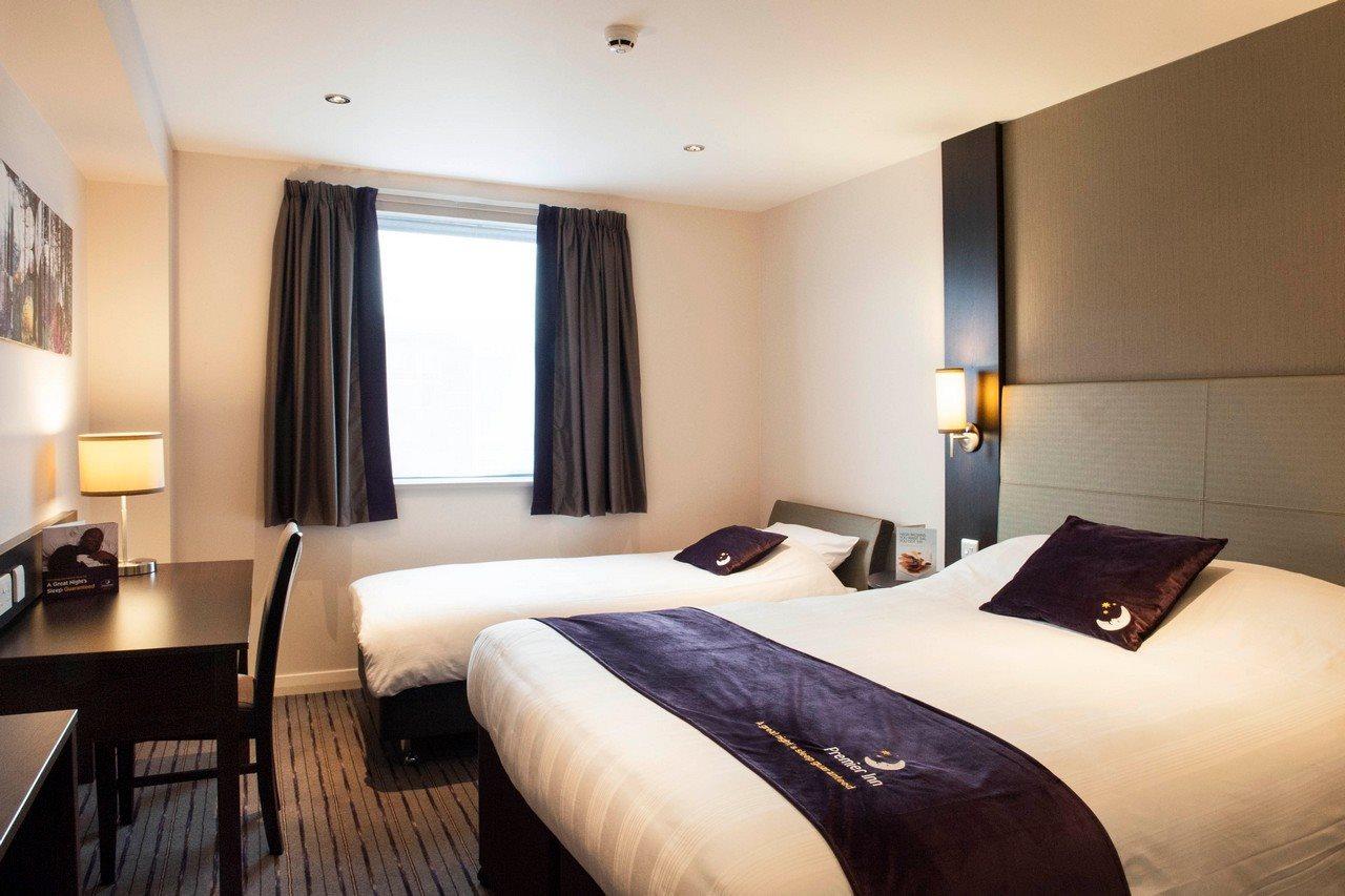Premier Inn Флит Экстерьер фото