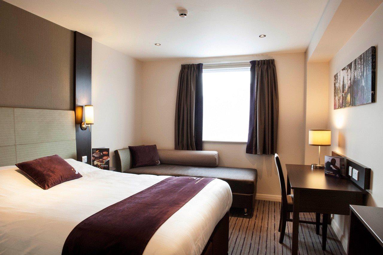 Premier Inn Флит Экстерьер фото