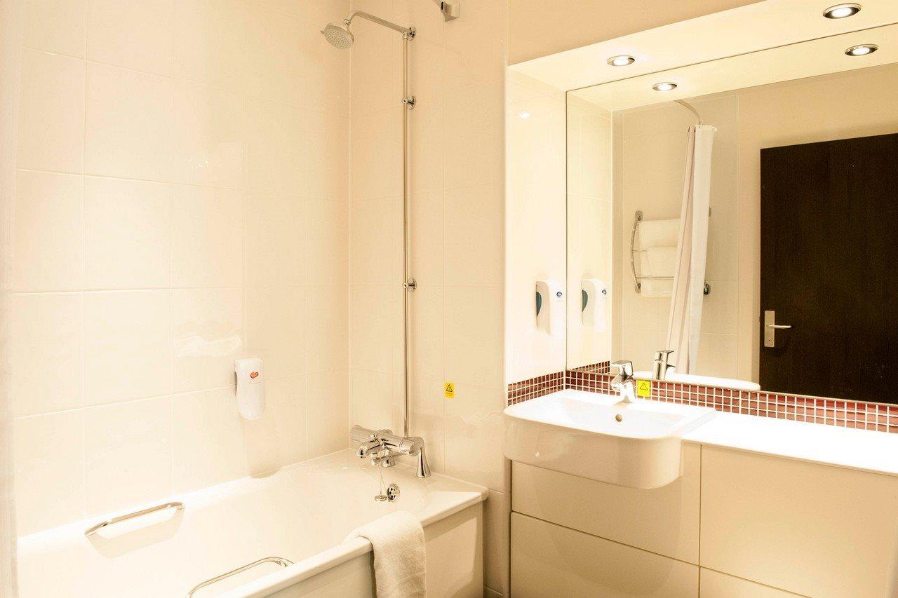 Premier Inn Флит Экстерьер фото