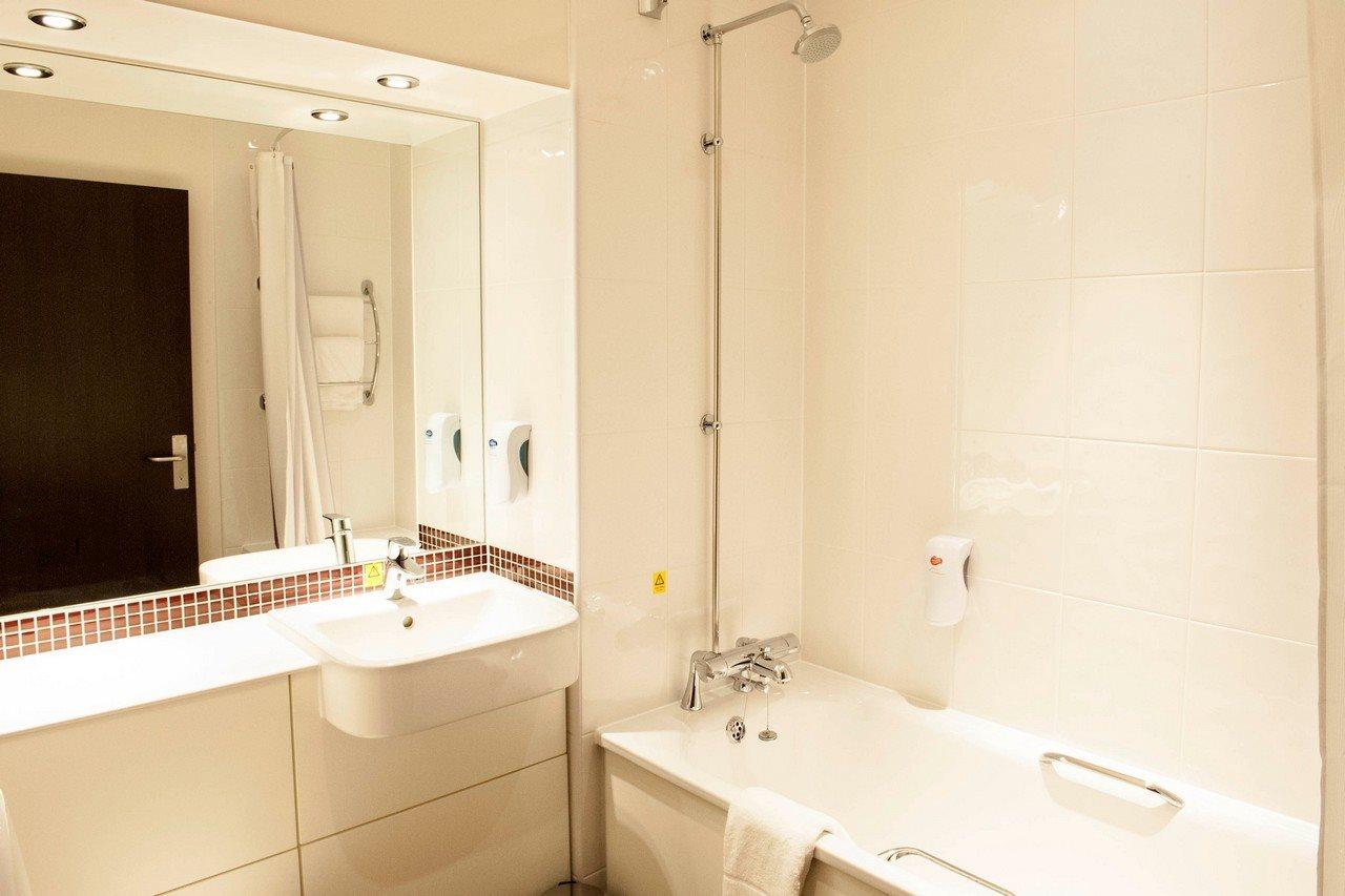 Premier Inn Флит Экстерьер фото