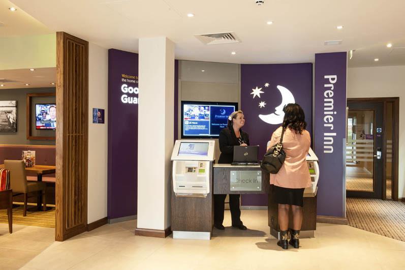 Premier Inn Флит Экстерьер фото