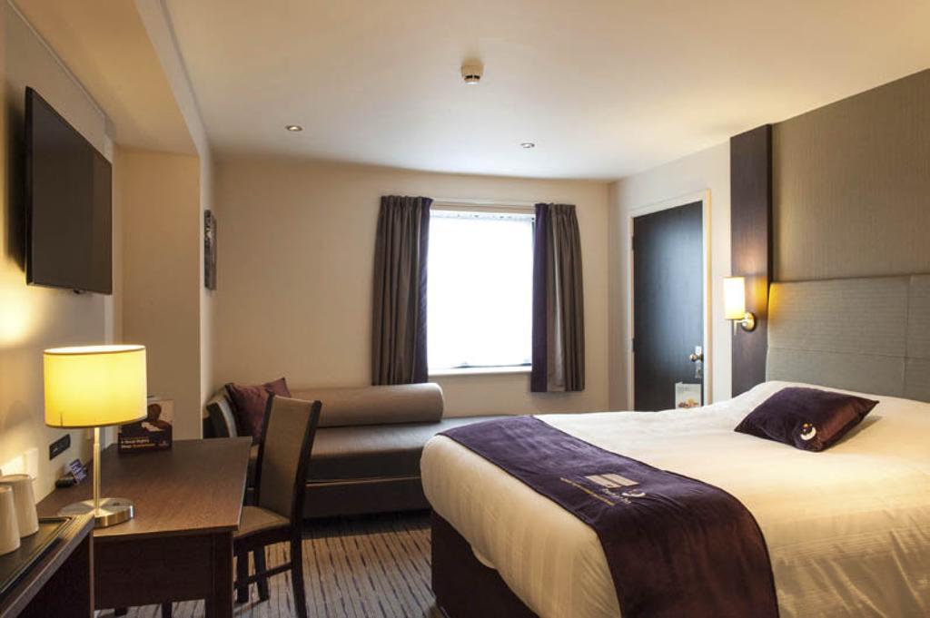 Premier Inn Флит Экстерьер фото