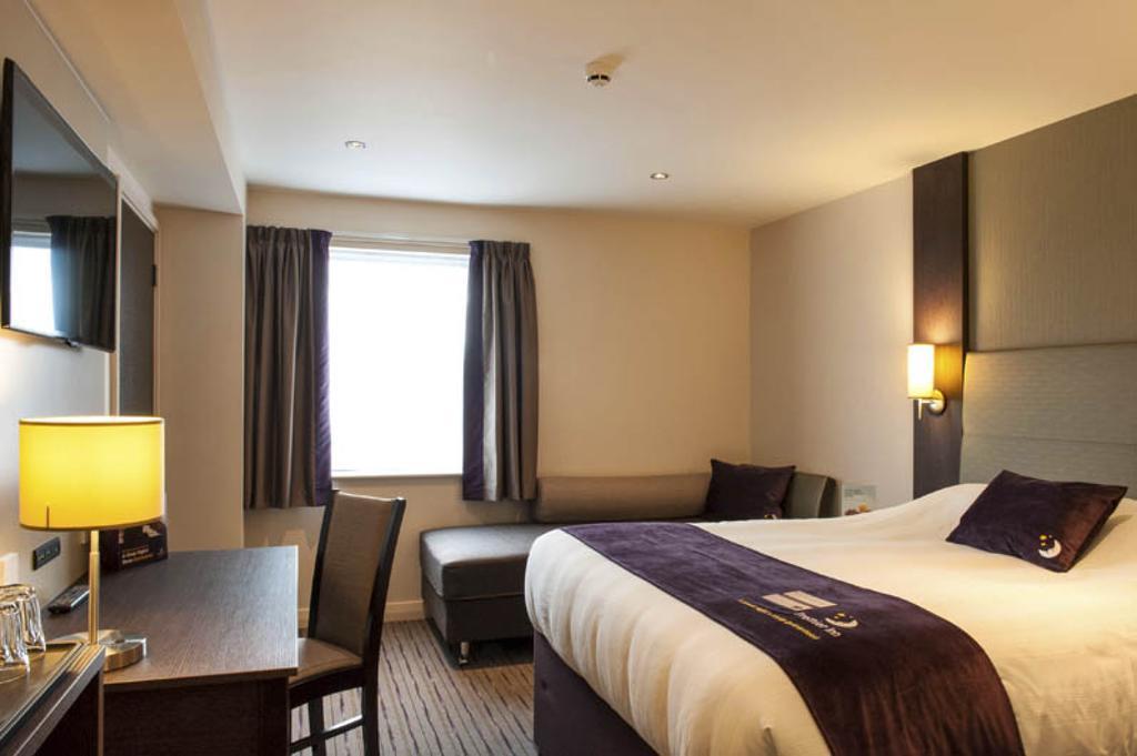 Premier Inn Флит Экстерьер фото