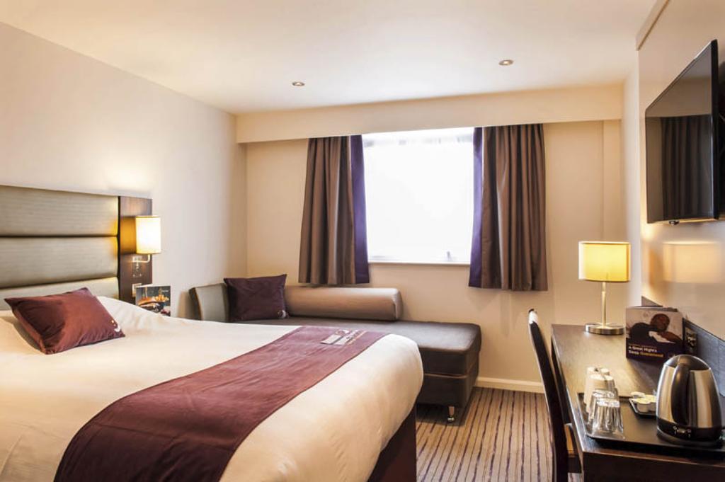 Premier Inn Флит Экстерьер фото