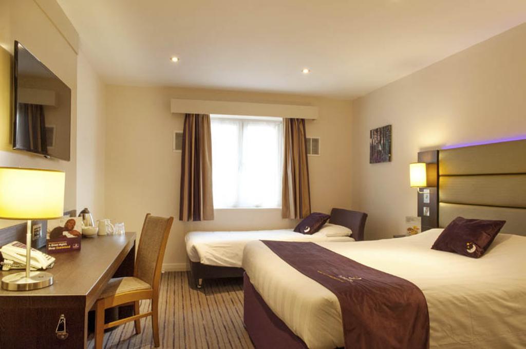 Premier Inn Флит Экстерьер фото
