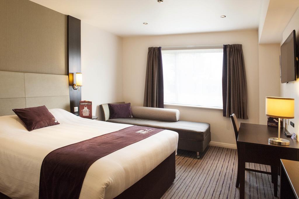 Premier Inn Флит Экстерьер фото