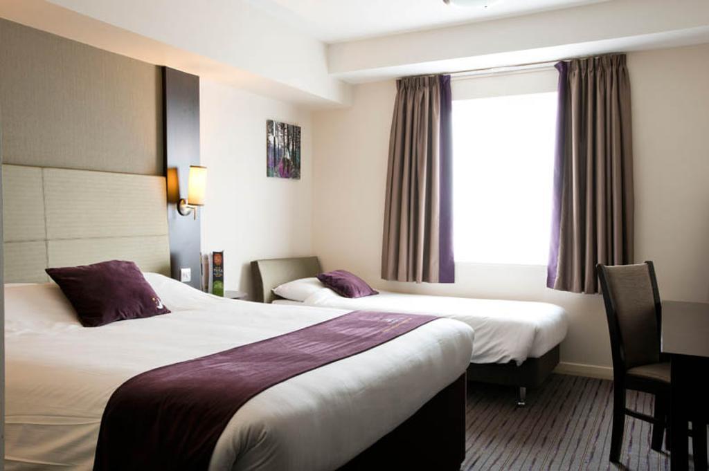 Premier Inn Флит Экстерьер фото