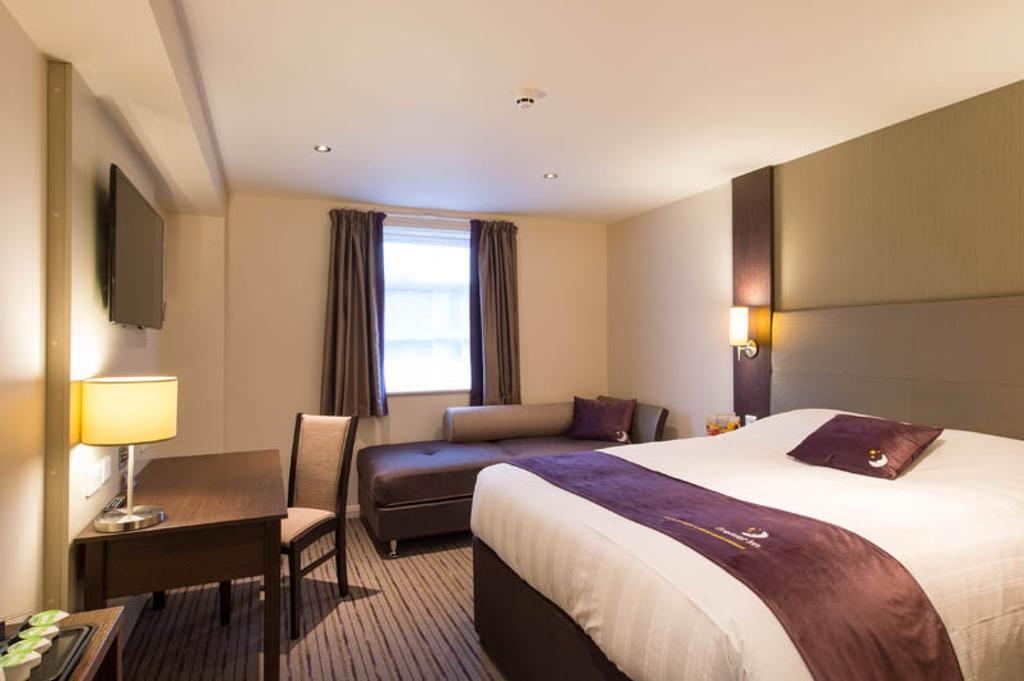 Premier Inn Флит Экстерьер фото