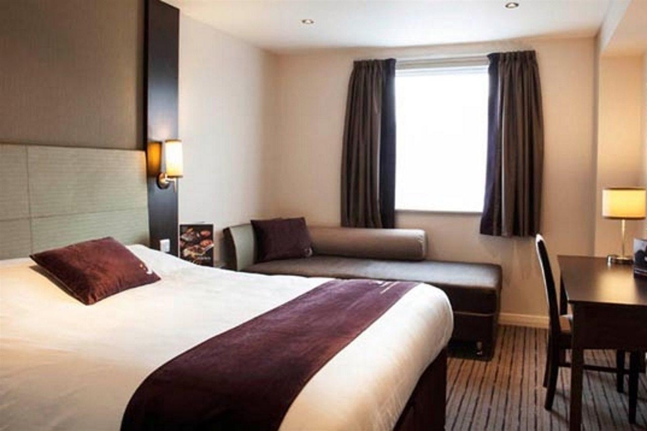 Premier Inn Флит Экстерьер фото