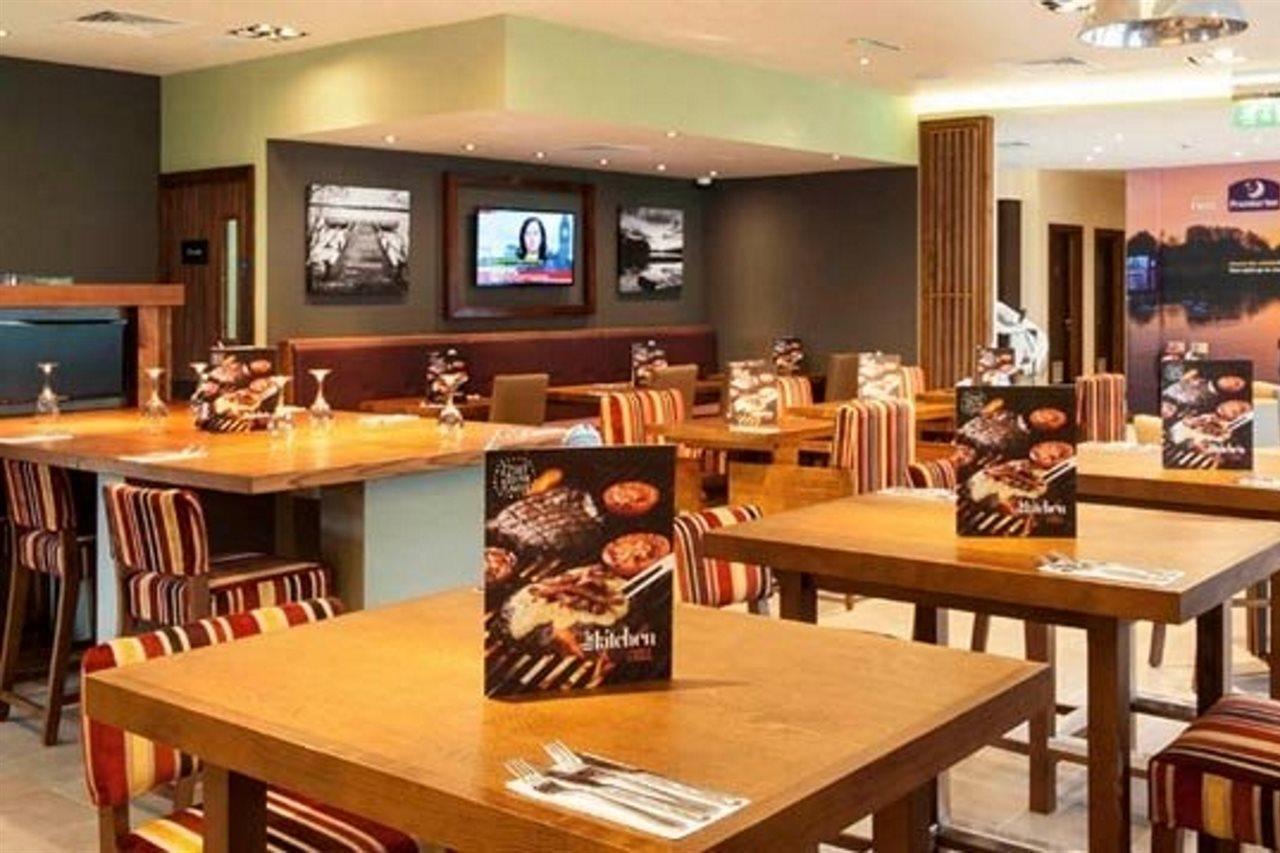 Premier Inn Флит Экстерьер фото