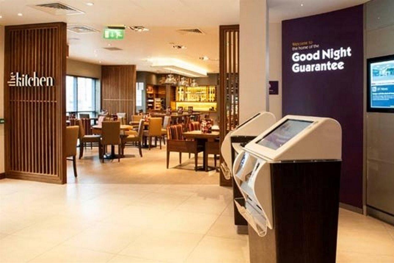 Premier Inn Флит Экстерьер фото