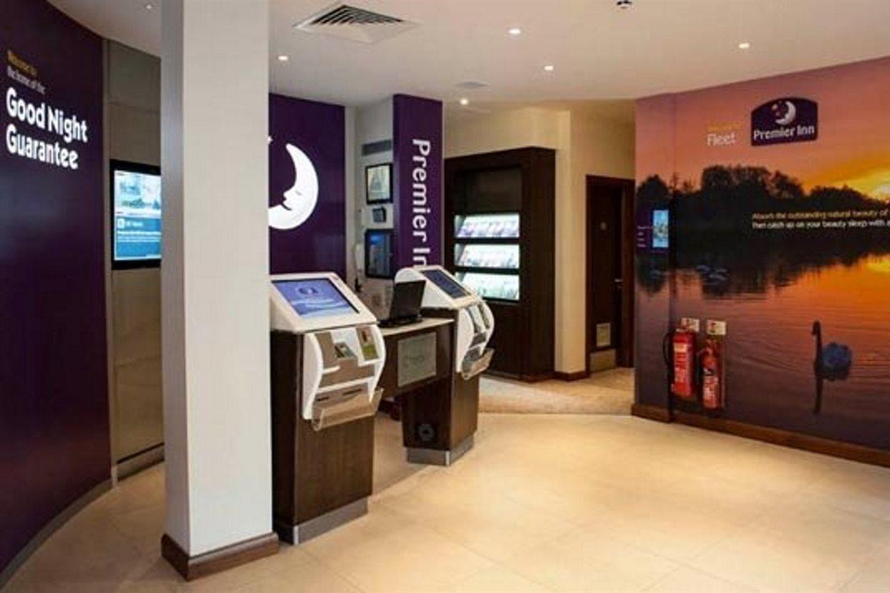 Premier Inn Флит Экстерьер фото